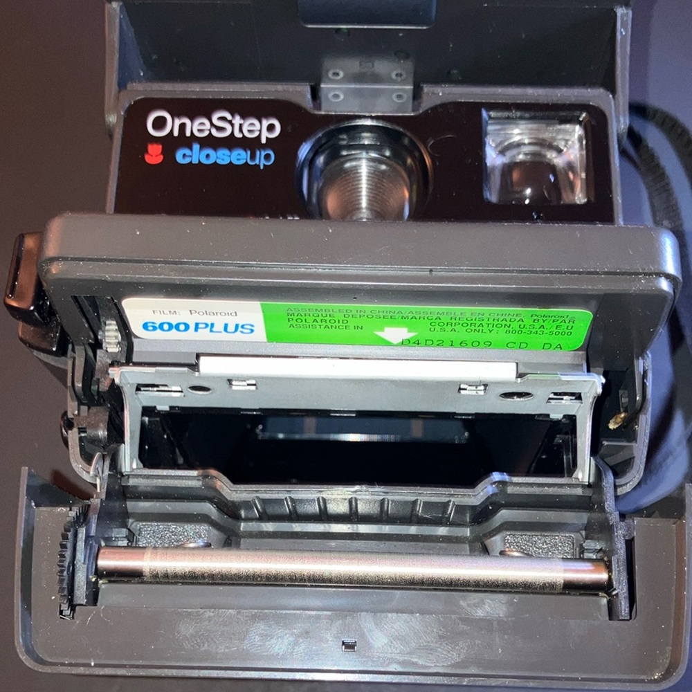 Polaroid OneStep CloseUp Camera - Picture 3 of 9